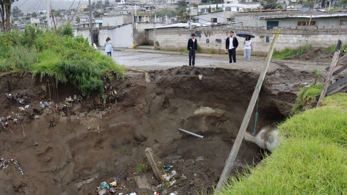 Situación.  En Calderón, un socavón amenaza la seguridad de viviendas y una torre eléctrica que abastece a la zona.