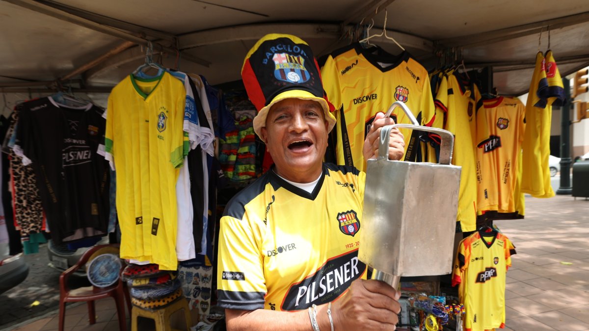 Jimmy Espinoza atiende aún, de lunes a sábado, el puesto que compartió con su papá en las calles Aguirre y Chile.