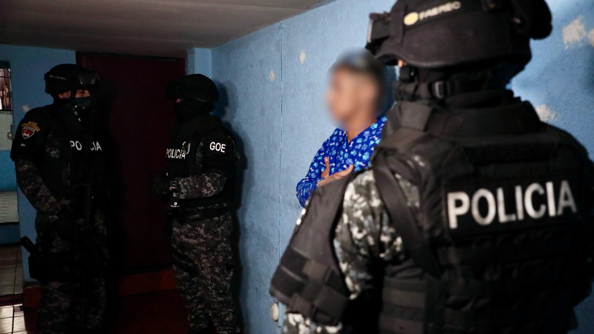 𝐅𝐢𝐬𝐜𝐚𝐥𝐢́𝐚 𝐩𝐫𝐨𝐜𝐞𝐬𝐚 𝐚 𝟑 𝐩𝐞𝐫𝐬𝐨𝐧𝐚𝐬 𝐩𝐨𝐫 𝐭𝐫𝐚𝐭𝐚 𝐝𝐞 𝐩𝐞𝐫𝐬𝐨𝐧𝐚𝐬 𝐜𝐨𝐧 𝐟𝐢𝐧𝐞𝐬 𝐝𝐞 𝐞𝐱𝐩𝐥𝐨𝐭𝐚𝐜𝐢𝐨́𝐧 𝐬𝐞𝐱𝐮𝐚𝐥.