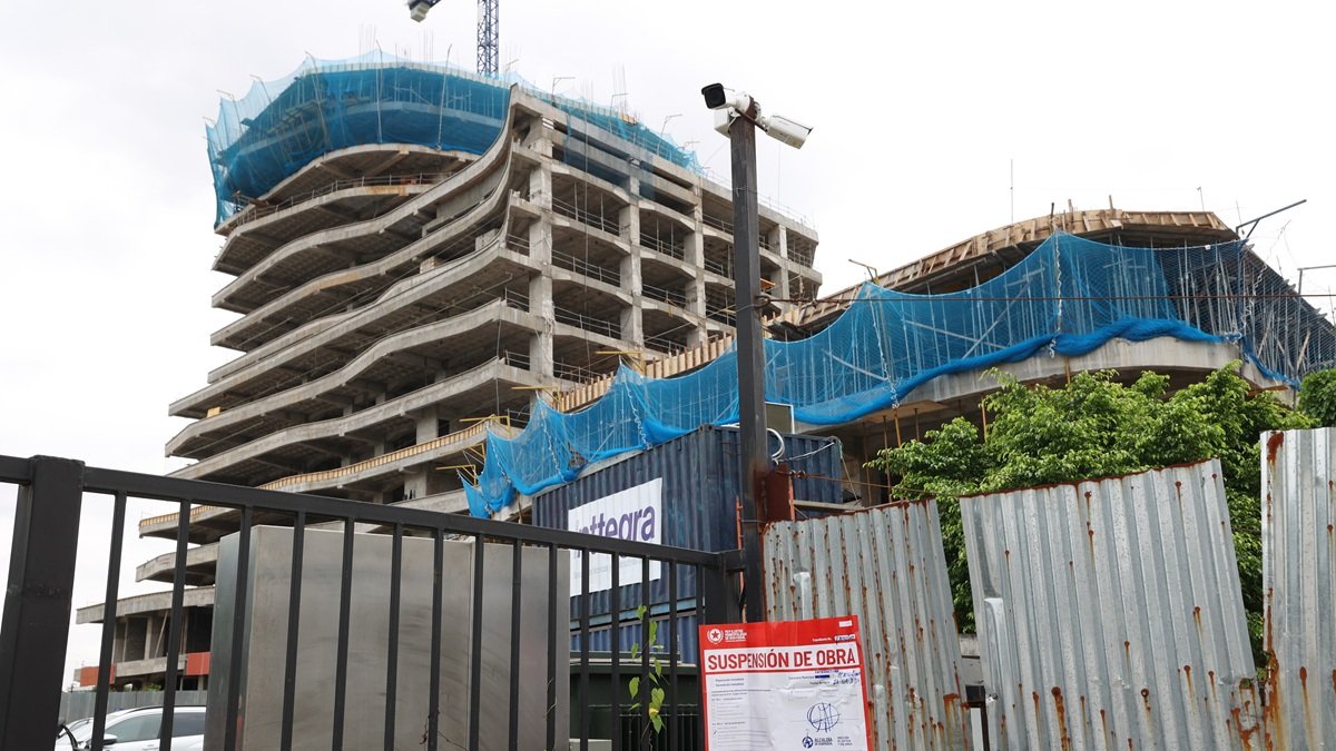 El proyecto The Hills está siendo construido en Puerto Santa Ana, en el norte de Guayaquil. En el sitio se registró un accidente en el que seis obreros resultaron heridos.