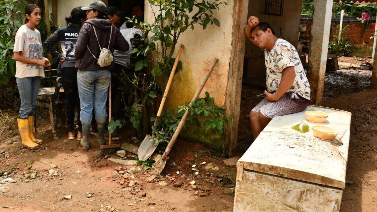 Destrozos. Una familia observa los restos de su vivienda destruida por el desbordamiento del río Marcabelí.