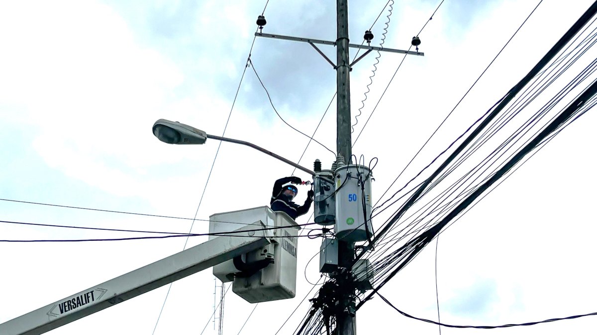 Esta semana, CNEL hizo trabajos preventivos en otras zonas de Guayaquil como vía a la costa.