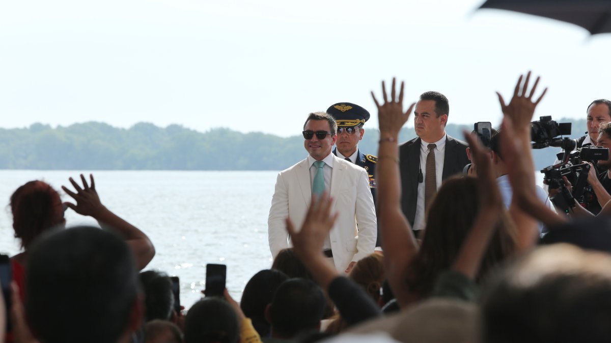 El presidente Daniel Noboa durante un evento público con ciudadanos.