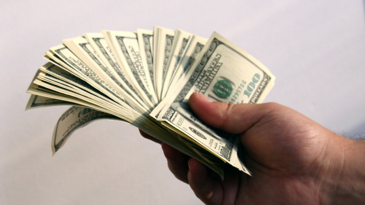 Según la ley, ninguna persona natural o jurídica ajena al sistema financiero nacional puede realizar captaciones de dinero del público.