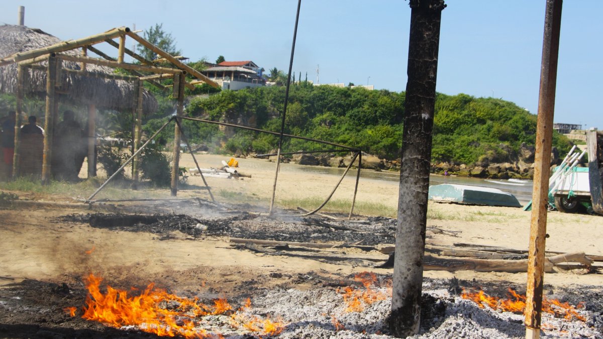 Las llamas persistían en la mañana de este martes 29 de abril, donde el incendio destruyó negocios y un bote ancestral.