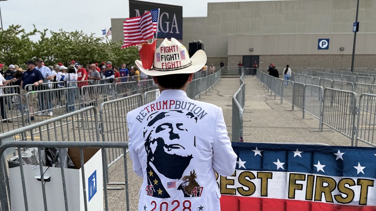 Un seguidor del presidente de Estados Unidos, espera su llegada en Warren, Michigan