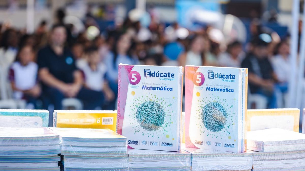 Los libros son de materias como Matemática, Lengua y Literatura, Ciencias Naturales, Estudios Sociales, Desarrollo Humano Integral, Física, Química, Biología e Historia.