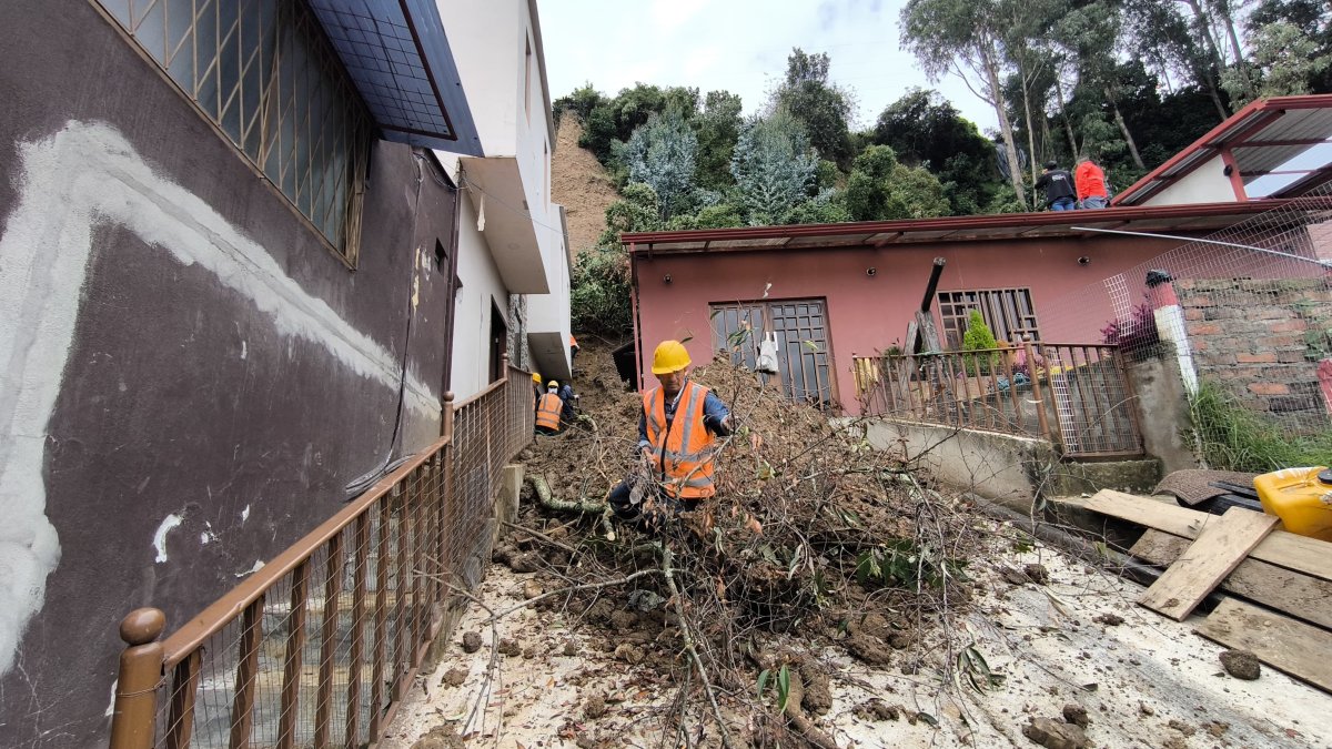 Cuatro viviendas de la zona de Miraflores están afectadas por el deslizamiento de un talud.