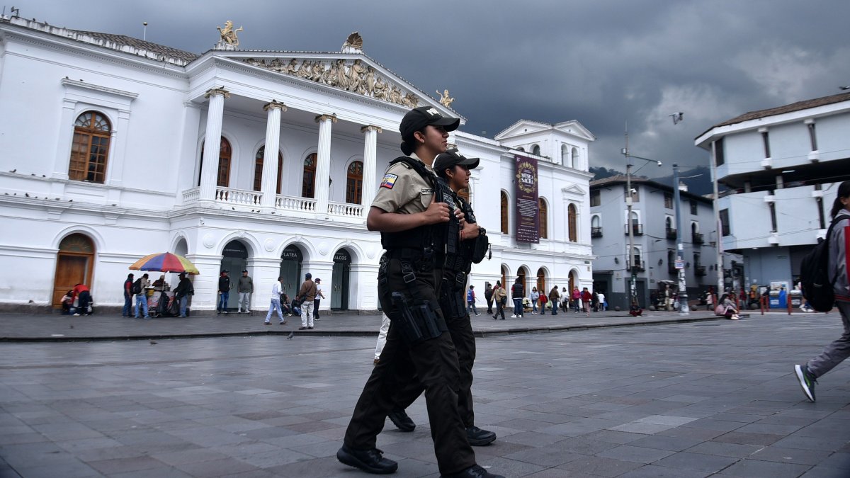 El Cabildo y la Policía Nacional han reforzado el patrullaje y los controles alrededor de la Plaza del Teatro.