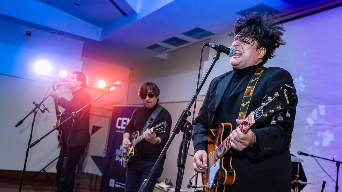 Acto. Maccaband interpretando temas de The Beatles.