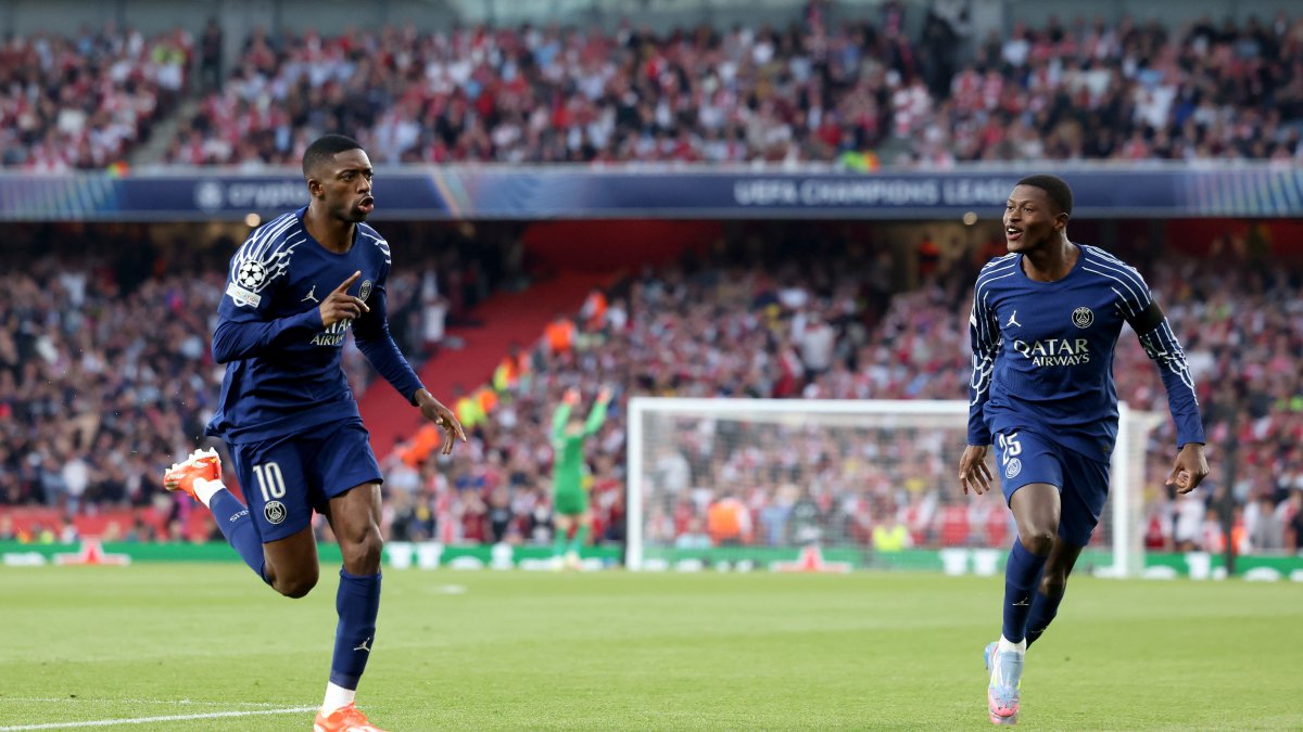 Ousmane Dembelé (i) celebra tras marcar el gol ante el Arsenal.