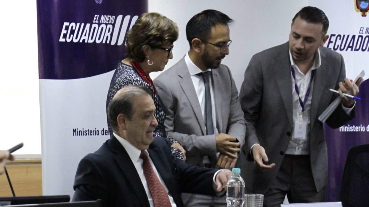 La ministra de Trabajo, Ivonne Núñez, presenta la propuesta de reforma a la jubilación patronal.