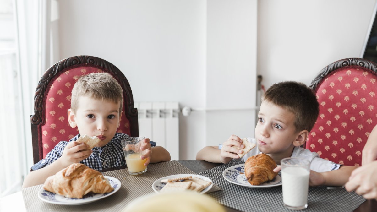 Conoce los alimentos que una cardióloga recomienda evitar en el desayuno y descubre por qué pueden afectar tu salud cardiovascular y metabólica