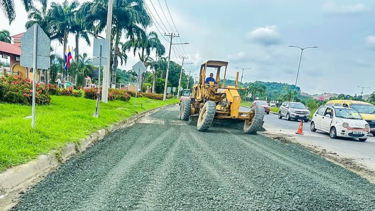 Un tramo de vía en el sector de La Joya es intervenido por maquinaria municipal, luego de la publicación de EXPRESO.