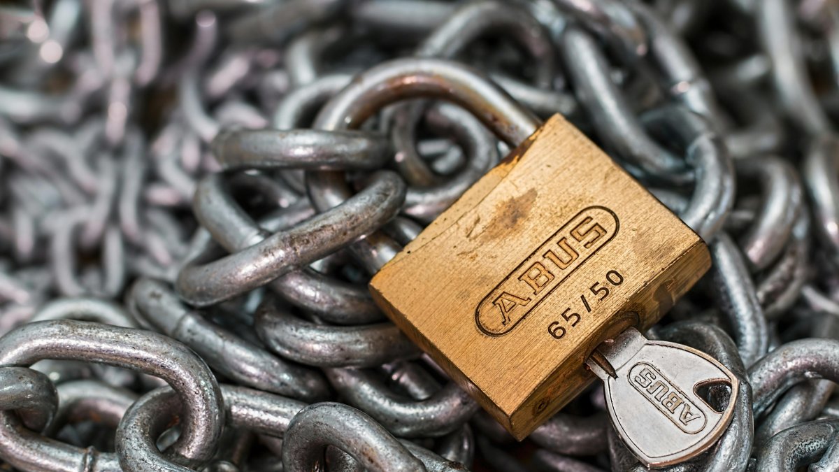 Ese pequeño orificio en la base del candado tiene funciones clave que podrían alargar su vida útil. Descubre para qué sirve