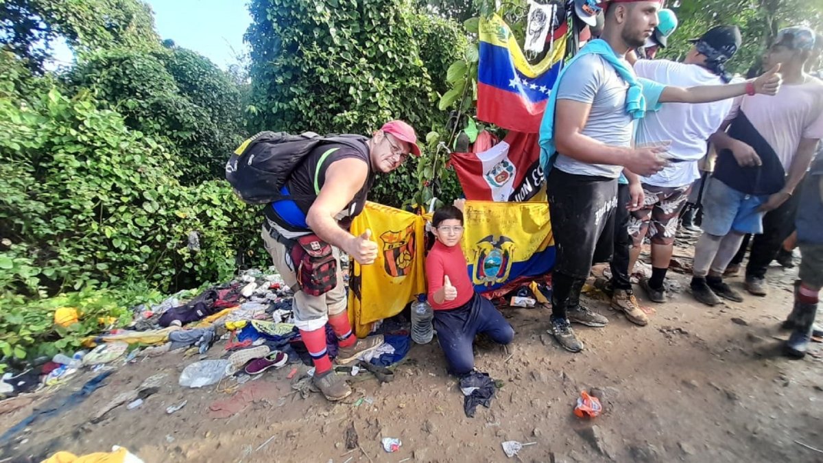 Andrés Orellana  junto a su pequeño hijo del mismo nombre en plena corazón del Darién con la bandera de Barcelona SC y Ecuador.