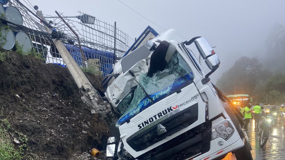 La mañana de este miércoles 30 de abril, un camión se accidentó en la Av. Simón Bolívar, cerca al ingreso de la Ruta Viva.