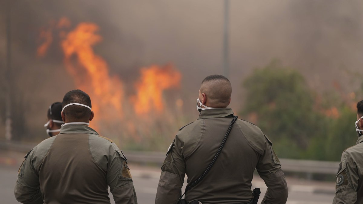 Incendios en las bosques próximos a Jerusalén permanecen fuera de control por las autoridades israelíes.