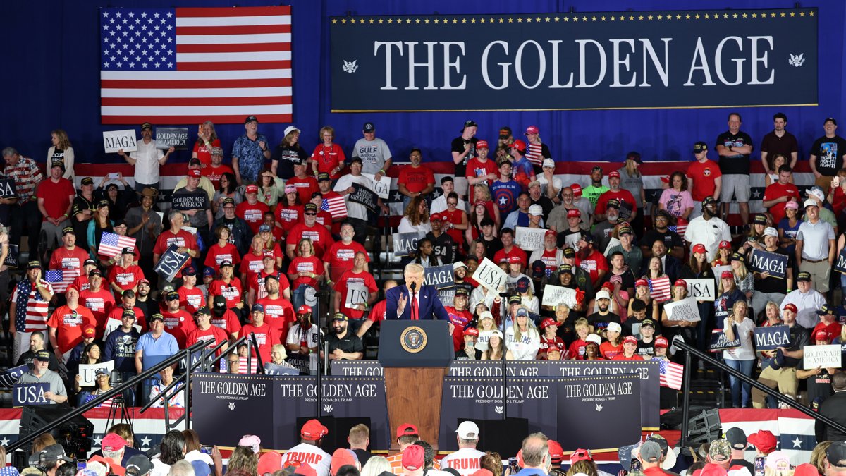 El presidente, Donald Trump, habla durante la celebración de los primeros 100 días de su segundo mandato en Míchigan.