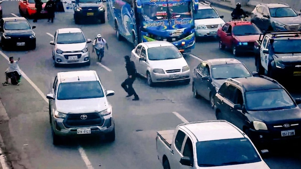 Los tres sujetos habrían robado un bus en la avenida Narcisa de Jesús, informó Segura EP.