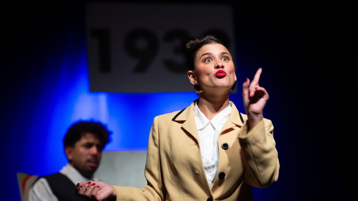 La comedia transcurre en 1931 e inicia con un misterioso mural.