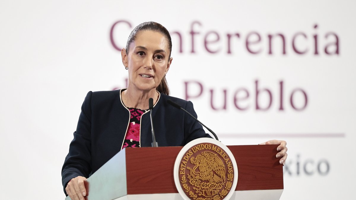 La presidenta de México, Claudia Sheinbaum, habla en una rueda sobre la comunicación que ha establecido con el mandatario estadounidense, Donald Trump