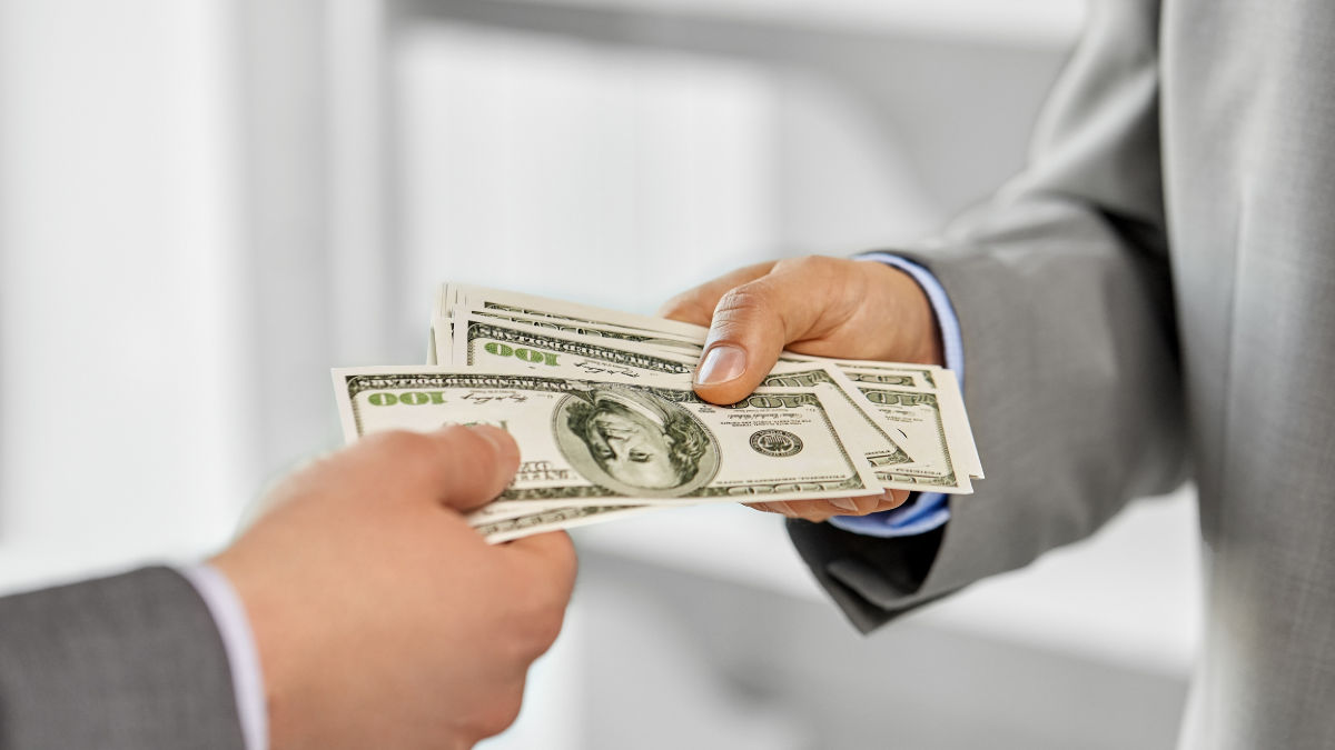 El bono escolar, equivalente al salario básico, alivia los costos de útiles y matrículas en Ecuador.