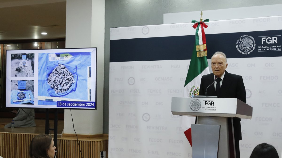 El fiscal general de la república de México, Alejandro Gertz Manero, habla durante una rueda de prensa en la Ciudad de México