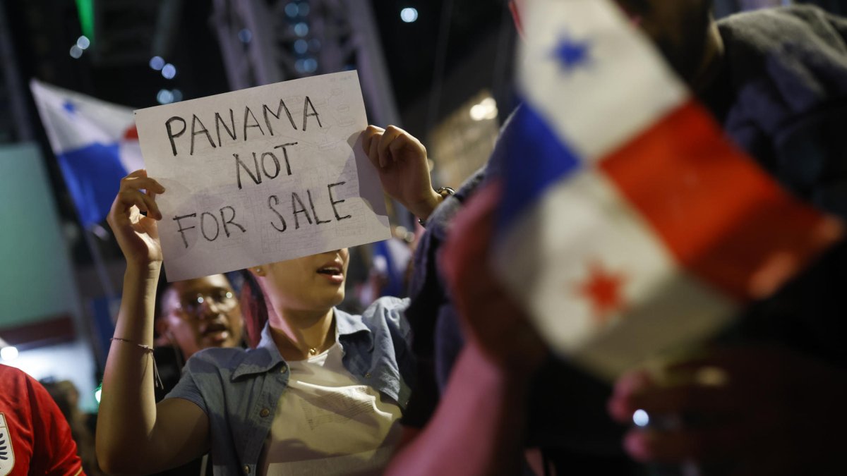 Una mujer sostiene un cartel durante una manifestación este martes, en Ciudad de Panamá (Panamá)
