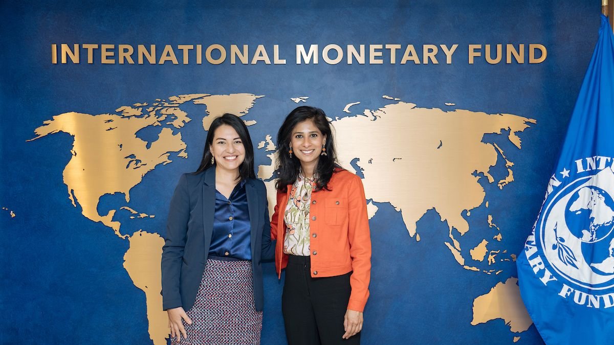 La ministra de Finanzas, Sariha Moya, junto a Gita Gopinath, subdirectora del FMI.