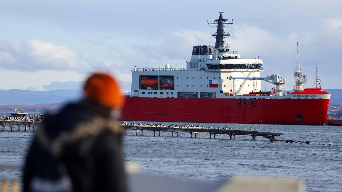 Fotografía del 20 de marzo 2025 del buque Rompehielos de la Armada de Chile, en Punta Arenas (Chile).