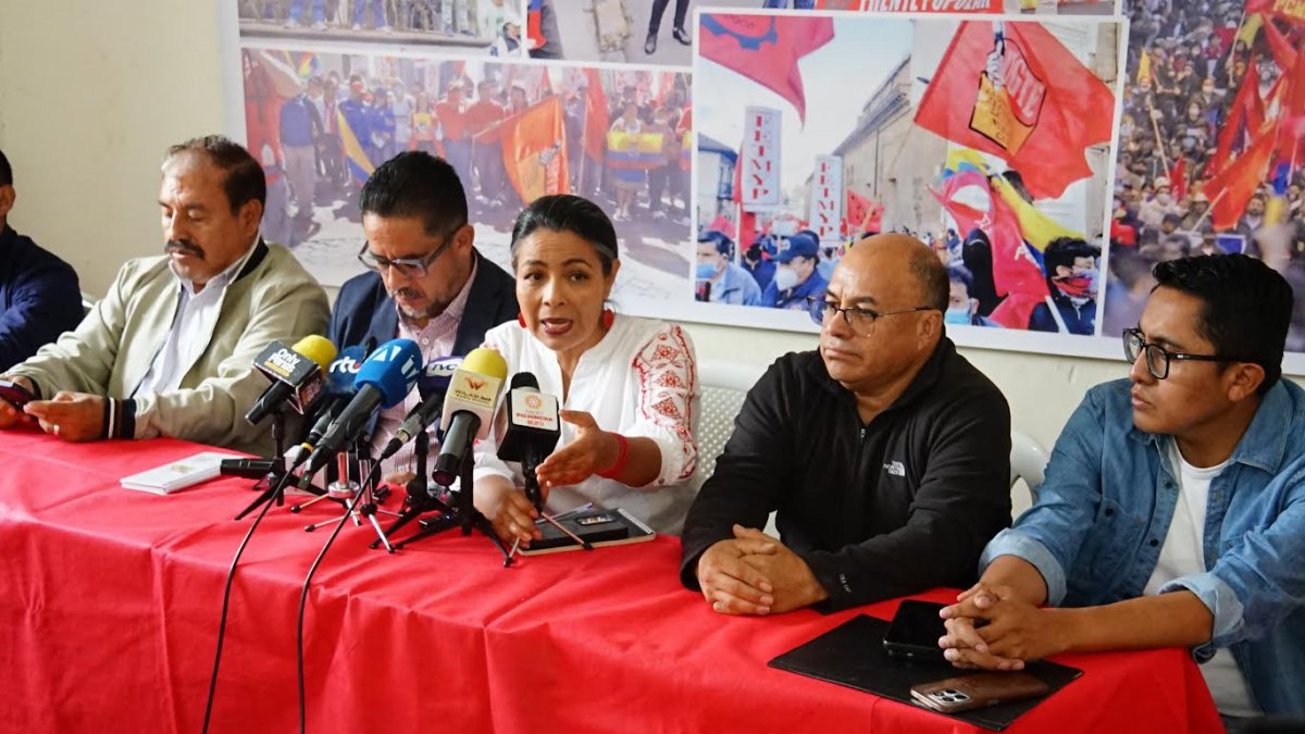 Marcela Arellano, en el centro, junto a otros dirigentes de centrales sindicales del país.