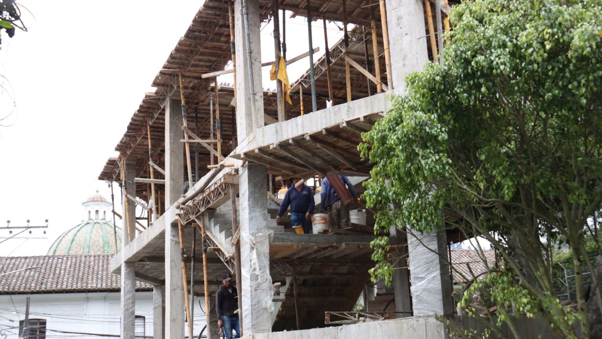 La construcción fue suspendida por incumplir con las normas de seguridad.