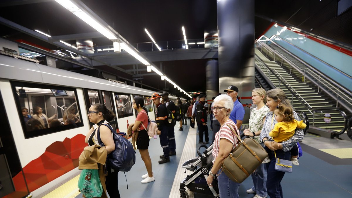 Metro. El sistema de transporte subterráneo opera desde diciembre de 2023 en la ciudad, con más de 73 millones de viajes en ese tiempo.
