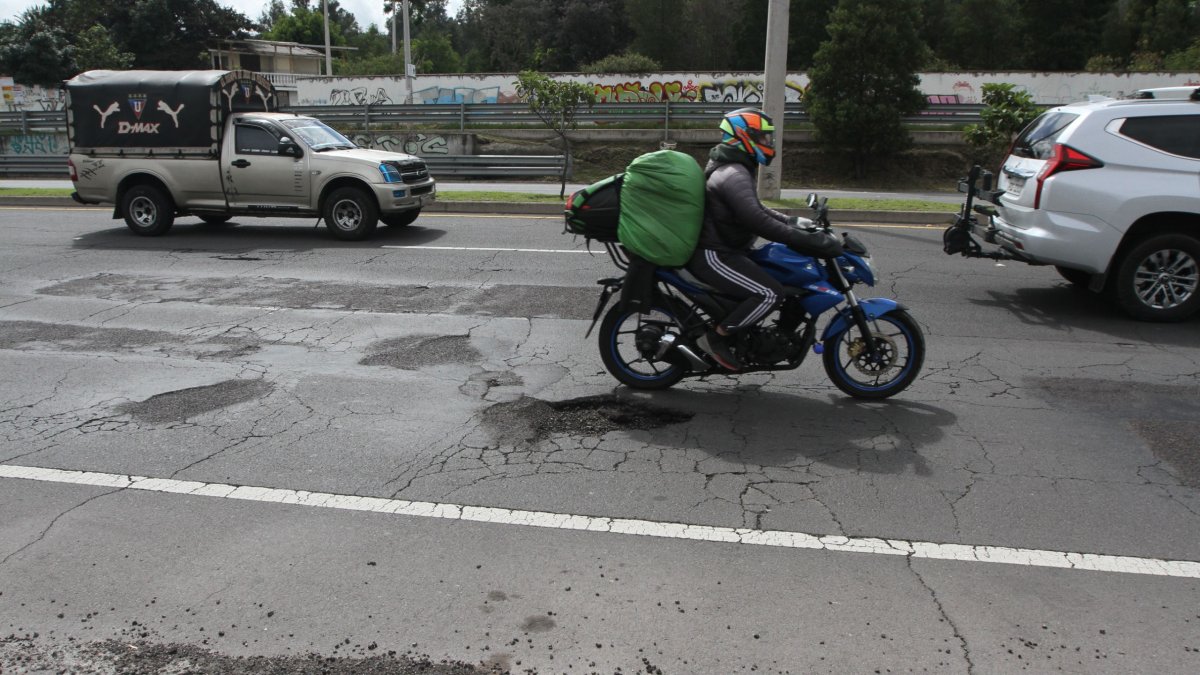 Situación. Baches, grietas y agujeros son parte del panorama de la Ruta Viva, tras 10 años sin mantenimiento los usuarios solicitan una intervención.