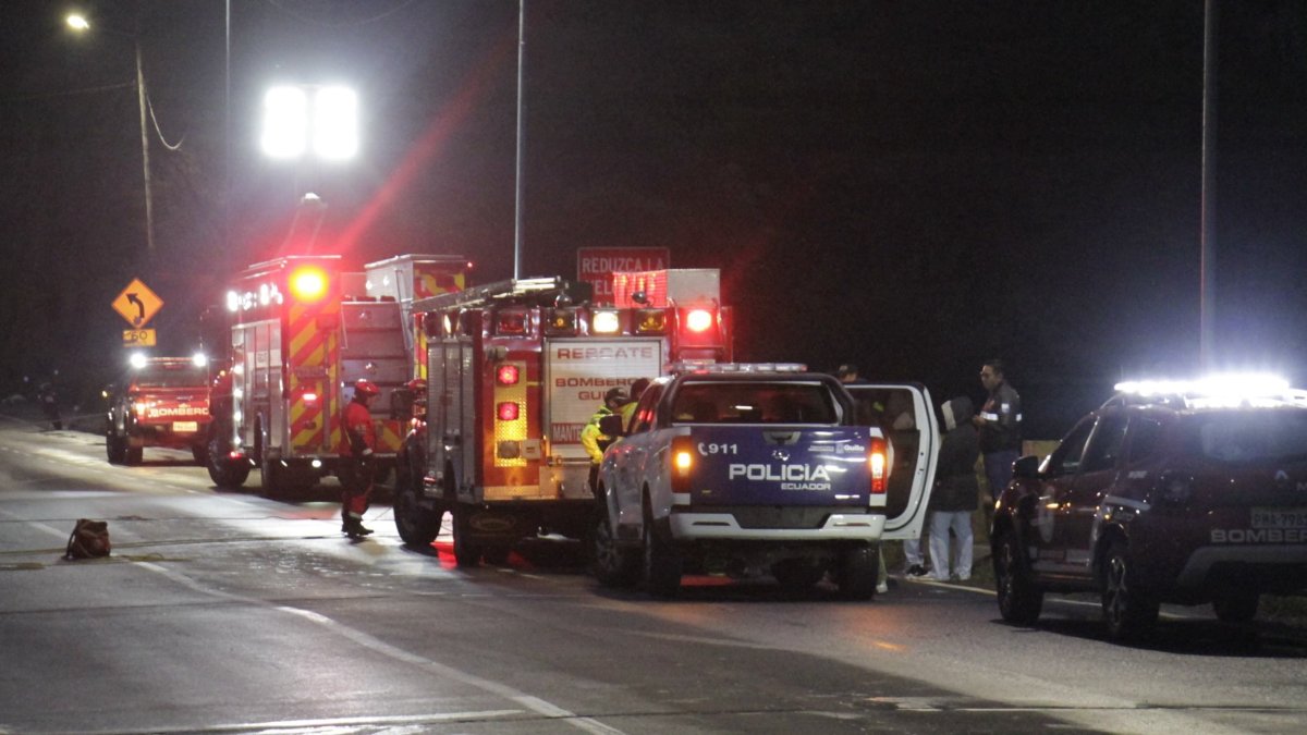 Hecho. Bomberos y Policía acudieron al lugar para rescatar a las víctimas