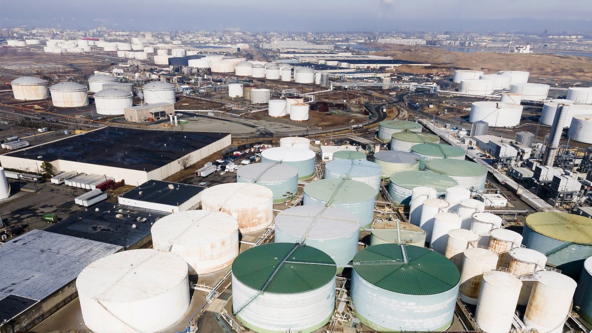 Almacén. Varios de los tanques donde se almacenan las reservas de petróleo en Estados Unidos.