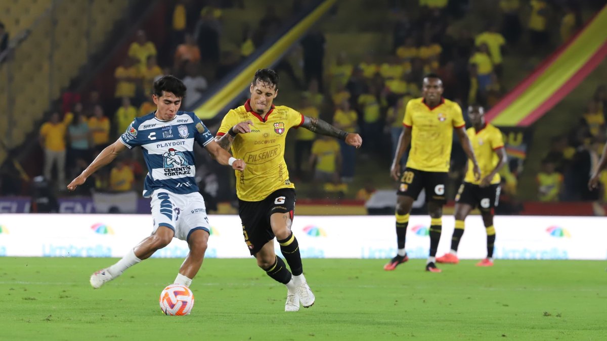 Jesús Trindade (c) intenta recuperar una pelota durante el partido entre Barcelona SC y Pachuca.