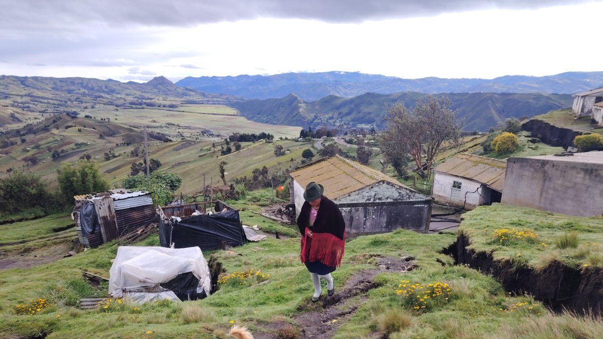 Los habitantes de la zona cero, desde donde inicia el movimiento de tierra, a diario regresan a sus hogares  que abandonaron por los daños en la infraestructura.