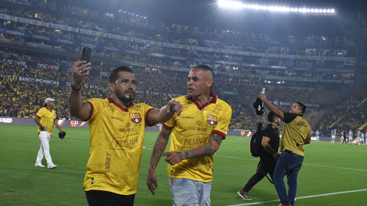 Nicolás Asencio (i) y Jonatan Álves dieron la vuelta olímpica en el estadio Monumental.