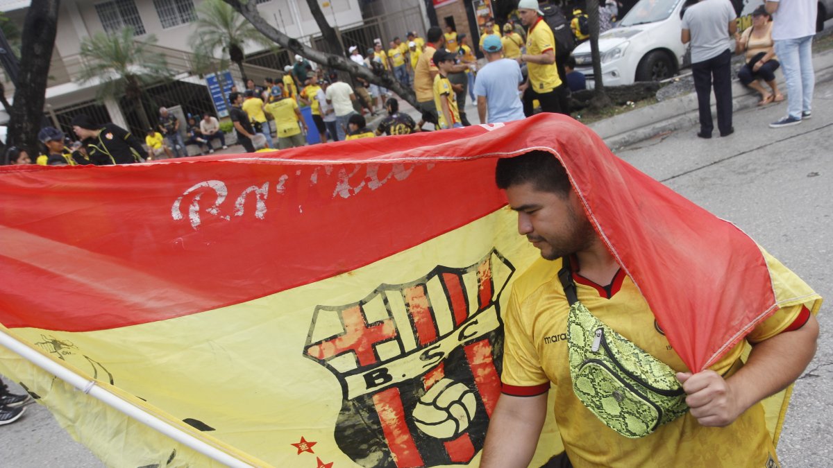 El hincha Elías Hernández flameó la bandera del Barcelona que lo acompaña desde los 13 años.