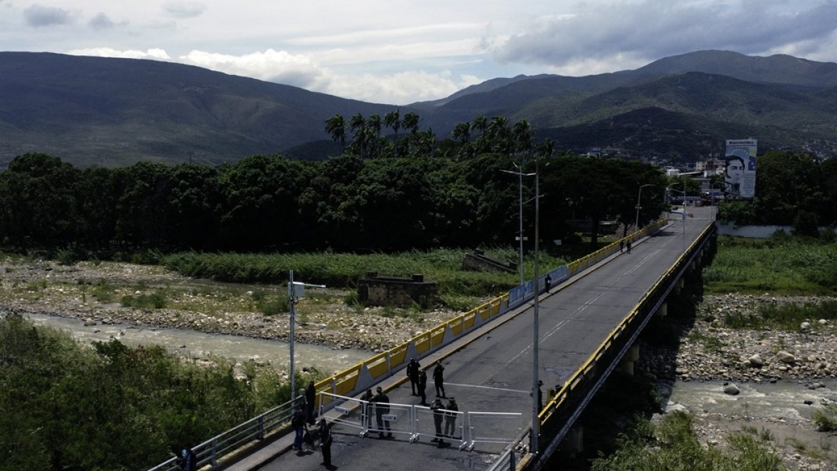 Miembros de la Guardia Nacional Venezolana en el puente internacional Simón Bolívar luego del cierre fronterizo en Villa del Rosario, en la frontera entre Colombia y Venezuela, el 26 de julio de 2024.