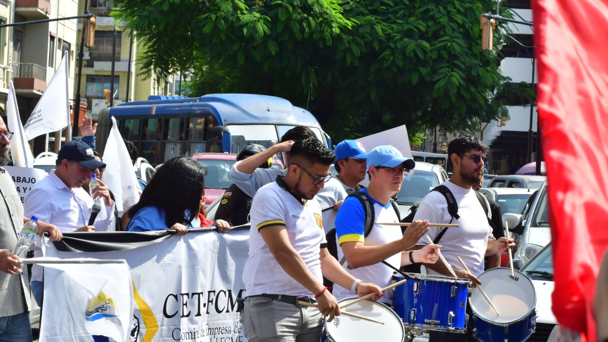 Una de las marchas por el Día del Trabajador en la intersección de avenida Olmedo y Boyacá, en el centro de Guayaquil.