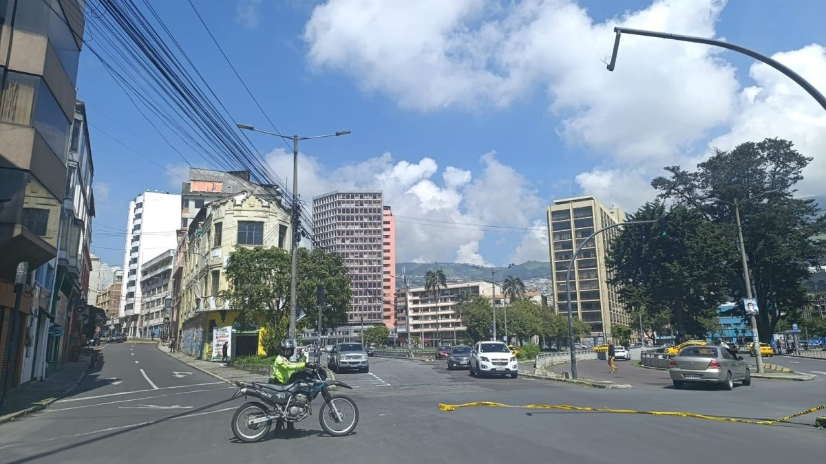 Las intersecciones de avenidas y calles desde el sector de El Ejido se cierran por las marchas de los trabajadores en Quito.