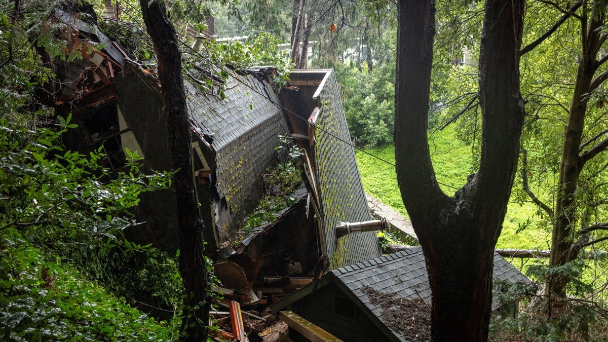 Un condominio afectado por un deslizamiento de tierra en Sausalito, CA, EE.UU.