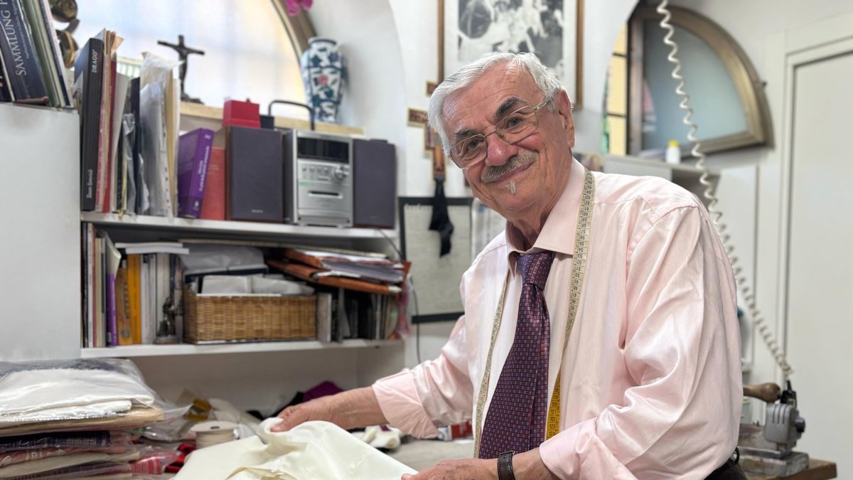 El sastre, Raniero Mancinelli, prepara la sotana para el próximo papa.