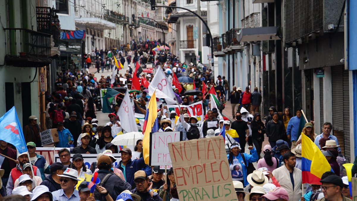 La marcha del FUT salió de la Caja del IESS avanzó por la av. 10 de Agosto e ingresó al Centro Histórico de Quito.