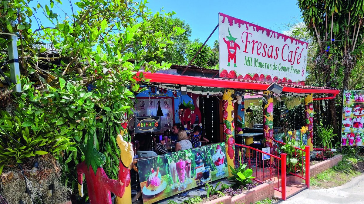 En algunas tiendas al aire libre de Chiriquí se puede disfrutar de un delicioso café con helado de fresa.
