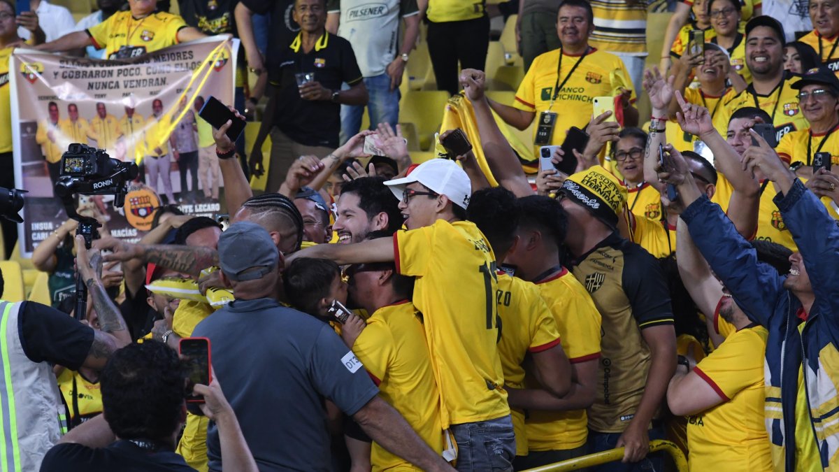 Jonatan Álvez en medio de los hinchas recordando un festejo cuando era parte del Barcelona SC.