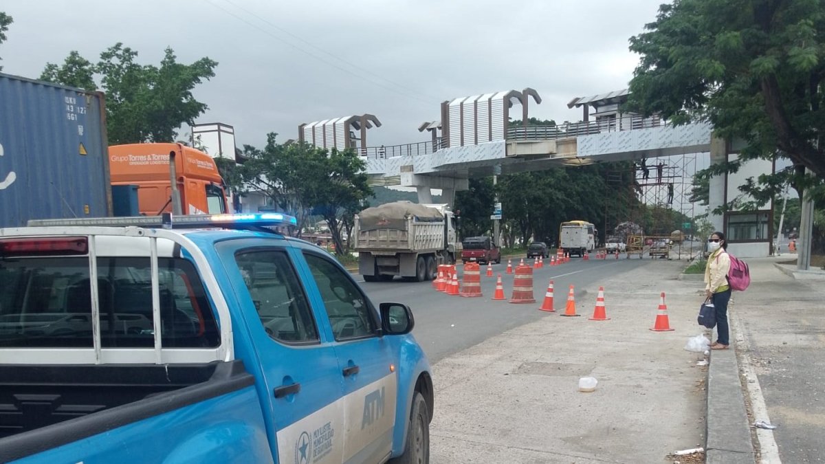 Desde el pasado 28 de mayo se han registrado cierres parciales en algunos tramos de vía a la costa por la construcción de los pasos peatonales.